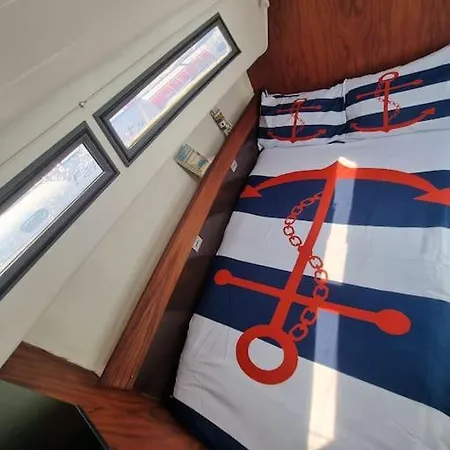 Sleep Aboard A Beautiful Sailboat In Lisbon - Marina Parque Das Nacoes Lissabon