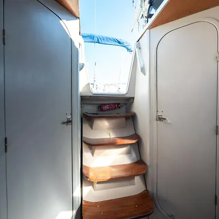 Sleep Aboard A Beautiful Sailboat In - Marina Parque Nacoes 보트호텔 리스본