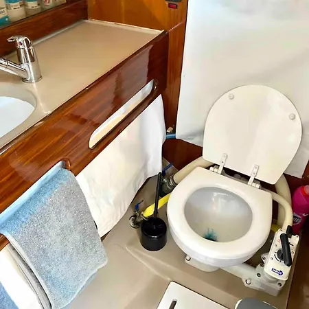 船上ホテル Sleep Aboard A Beautiful Sailboat In - Marina Parque Nacoes リスボン