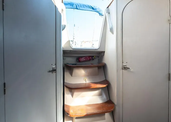 Sleep Aboard A Beautiful Sailboat In - Marina Parque Nacoes 船屋 Lisboa