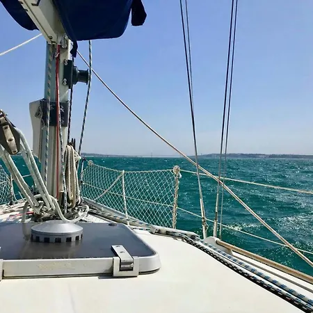 Sleep Aboard A Beautiful Sailboat In - Marina Parque Nacoes Tekne *