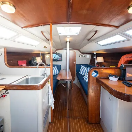 Botel Sleep Aboard A Beautiful Sailboat In - Marina Parque Nacoes Lisbon