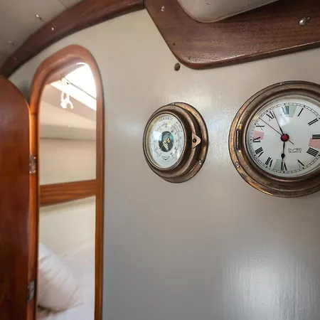 Botel Sleep Aboard A Beautiful Sailboat In - Marina Parque Nacoes *