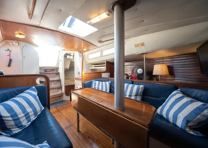 Botel Sleep Aboard A Beautiful Sailboat In - Marina Parque Nacoes